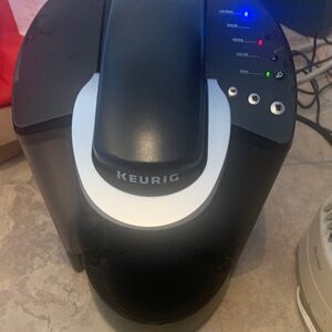 Large Keurig Black and Silver Hot Brewer Model K50 Coffee Machine W/ 6 Pods